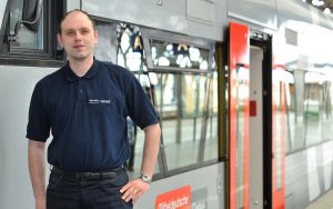 railmen-Lokführer Jan Krehl vor einem Triebwagen der Mitteldeutschen RegioBahn (Veolia) auf dem Hauptbahnhof in Leipzig.