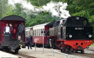 Molli. Bad Daboran. Schmalspurbahn wartet auf Abfahrt