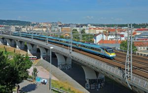 SuperCity Pendolino auf einer Eisenbahnbrücke zwischen Prag und Ostrava.