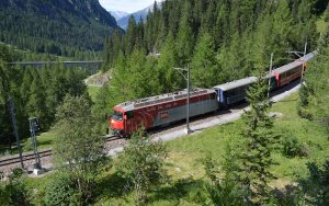 Die Albulalinie der Rhätischen Bahn zwischen Bergün und Preda im Kanton Graubünden. Eine spektakuläre Schmalspurbahn fährt durch das Gebirge.