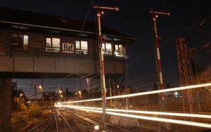 Rangierbahnhof in Bremen bei Nacht mit gleisenden Lichtern.