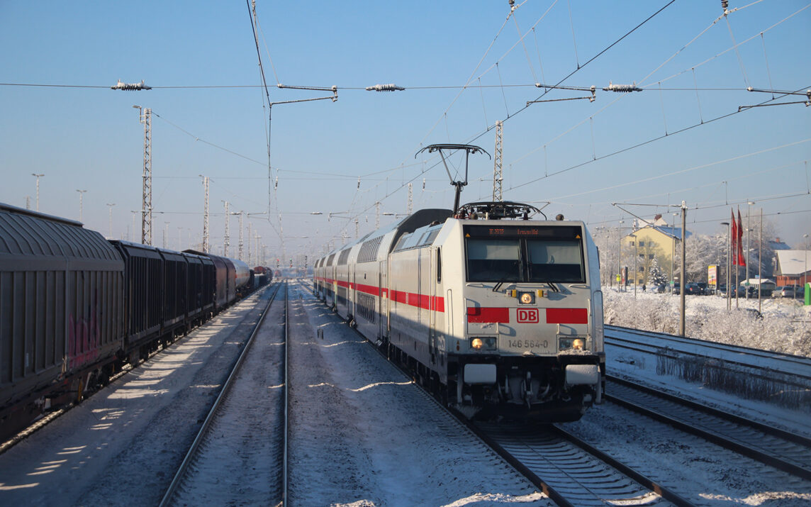 DB 146564-0 auf leicht verschneiten Gleisen