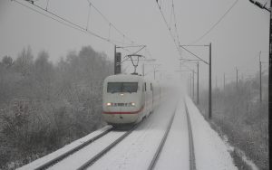 DB ICE fährt auf verschneiten Gleisen