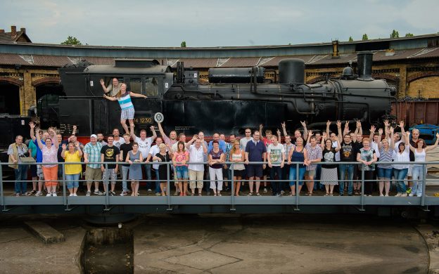 Das Railmen Team Gruppenfoto im BW Schöneweide vor alter Dampflok beim railmen-Tag 2015.