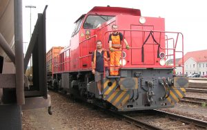 Zwei Lokführer stehen auf einem Kokszug in Neuburg an der Donau