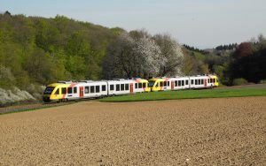 Taunusbahn wartet auf Außenbahnsteig auf Fahrgäste