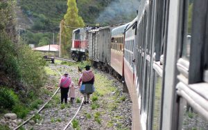 ©Foto: Railmen-Lokführer Jörg Watzek unterwegs in Peru.| Der Tren Macho in Peru fährt an einer Familie mit Kind vorbei.