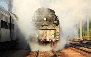 Schnellzug-Dampflokomotive 03 1010 frontal im Nebel