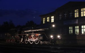 Bahnbetriebswerk Chemnitz bei Nacht mit einer alten Dampflok 032155-4 im Vordergrund