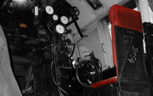 Blick in den Führerstand einer alten Dampflok - Regler, Steuerung, Bremse, ...