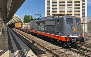 Hector Rail passiert Bahnhof