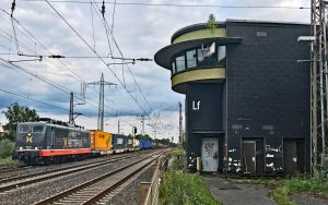 Art Deco Bahnhäuschen mit Hectorrailzug