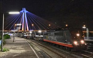 Hector Rail und Seilzugbrücke bei Nacht