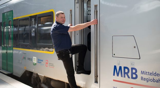 Railmen Henrik Friedrich steigt in Triebwagen der MRB
