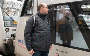 Lokführer Jan Krehl blickt in die Regiobahn