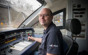 Railmen-Lokführer Jan Krehl sitzt im Führerstand eines Coradia Lint der Mitteldeutschen Regiobahn.