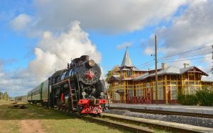 Historische Dampflok L-3958 beim Halt am Bahnhof Kuschenki