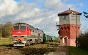 РЖД-Lok TE 116YA-005 mit Güterzug am Bahnhof Msta