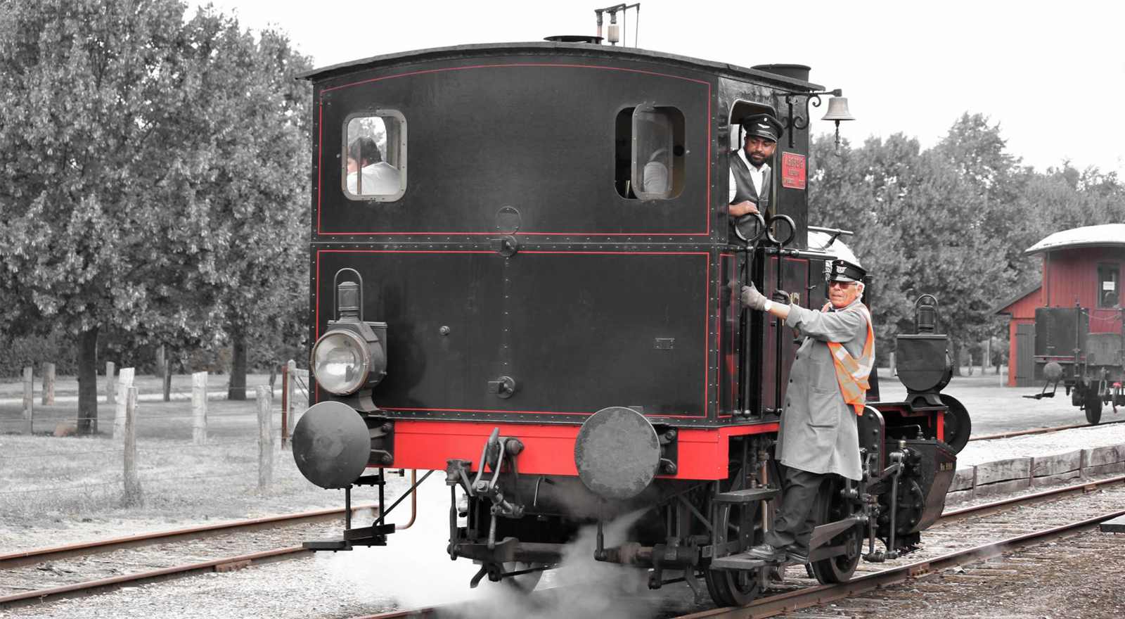 Kleine zweiachsige Dampflokomotive 17 mit der Fabriknummer 5200 beim Andocken.