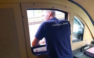 Triebfahrzeugführer Marcel Hesse blickt aus dem Fester des Führerstandes ob alle Personen eingestiegen sind, damit die Türen geschlossen werden können.