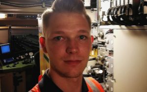 Selfie des Railmen Lokführers Marcel Hesse in Warnweste in Technikraum