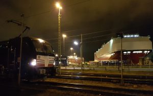 Nachtaufnahme Bremerhaven Umschlaghafen mit E-Lok im Vordergrund und Containerschiff im Hintergrund
