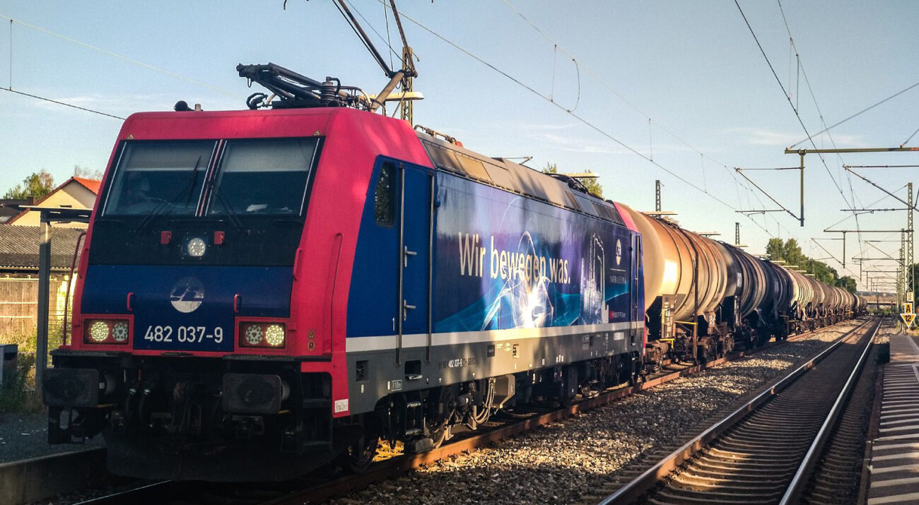 InfraLeuna - Gütertransport mit vielen Kesselwagen macht Zwischenstopp in Hallstadt wegen Zugüberholung | Baureihe 482