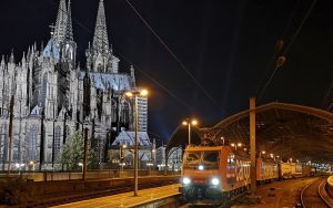 Güterzüge im Kölner Hauptbahnhof sind zwar Nachts öfters zu sehen, für mich jedoch war es das erste Mal und so habe ich den Halt zum Feierabend genutzt, um ein Foto des Zuges der SBB Cargo zu Füßen des Kölner Doms aufzunehmen.