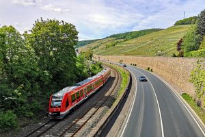 Entlang der Weinberge: Die Ahrtalbahn zwischen Ahrbrück und Remagen. Hier fährt der Zug von DB Regio gerade an der Altstadt von Ahrweiler vorbei.
