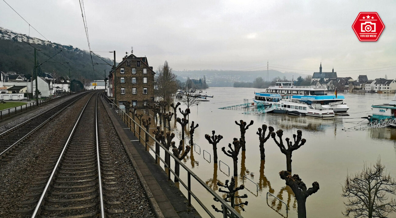 Überschwemmter Hafen von Vallendar, einer Kleinstadt am rechten Ufer des Mittelrheins, südwärts fahrend.