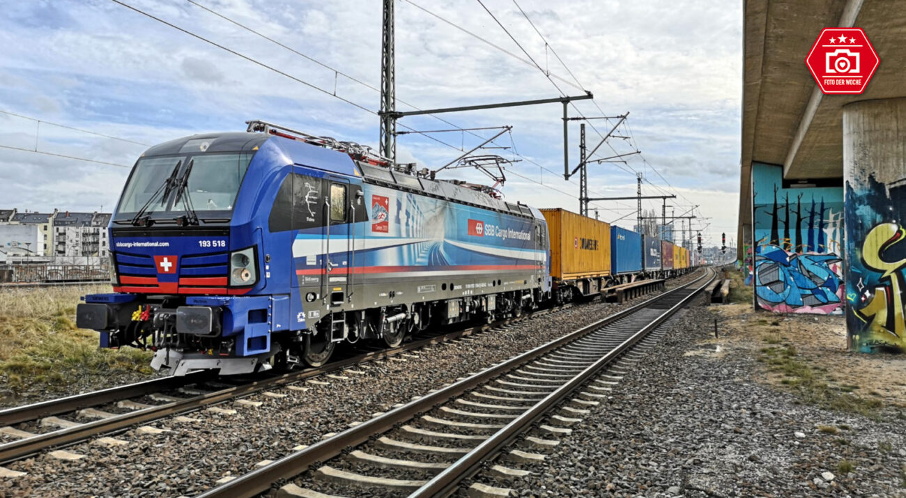 SBB in Mainz Hauptbahnhof. Die Beklebung der Lok macht auf die Eröffnung des 22,6 km langen Ceneri-Basistunnel im Schweizer Kanton Tessin aufmerksam.