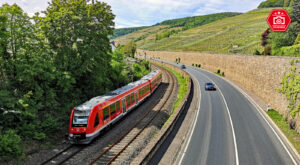 Entlang der Weinberge: Die Ahrtalbahn zwischen Ahrbrück und Remagen. Hier fährt der Zug von DB Regio gerade an der Altstadt von Ahrweiler vorbei.