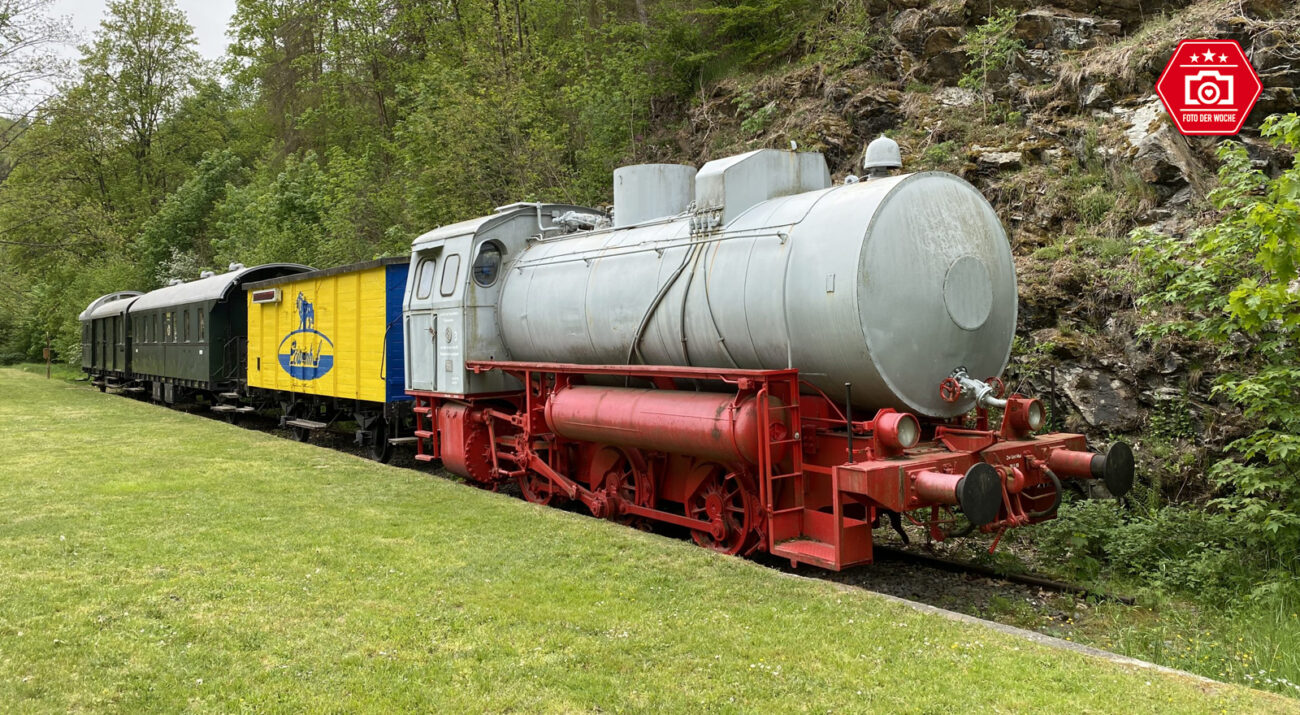 ©Foto: Jan Krehl | railmen | Diese 1969 in Babelsberg gebaute Dampfspeicherlokomotive steht vor dem Bahnhof Lichtenberg, dem heutigen Informationszentrum zum Naturpark Frankenwald, welcher im Höllental liegt.
