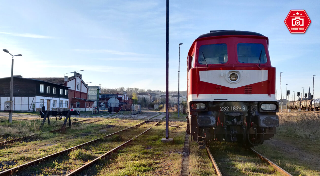 Die BR232 182-6 in Gera Gbf am Museum Gera. Die Lok wurde 1975 an die DR ausgeliefert und lief bis 2009 bei DB Cargo bis sie Z-gestellt wurde. 2014 kaufte die LEG die Lok und arbeitet sie wieder auf. Seitdem ist sie im Raum Leipzig wieder unterwegs.