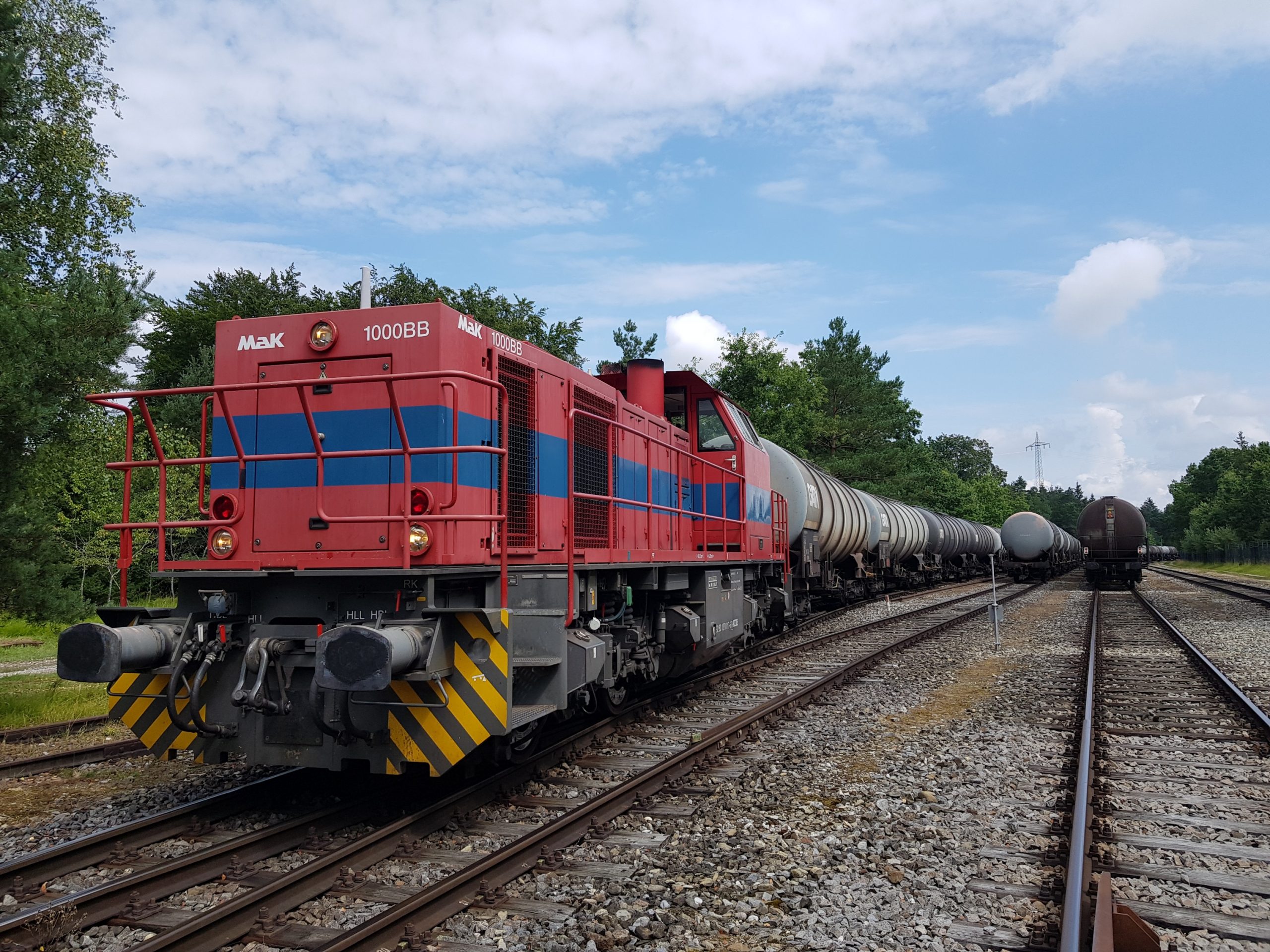 ©Foto: Mario Hinz | railmen | Diesellok G 1000 im Tanklager Krailling Oil mit Kesselwagen. Der Zug wird hier gewogen und dann zur Entladung hingestellt.