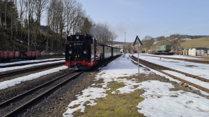 ©Foto: Konstantin Kirsch | 2021 | Fichtelbergbahn bei der Einfahrt