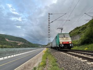 ©Foto: Oliver Külper | railmen | Stau am Rhein in Lorch auf der rechten Rheinstrecke | Unterwegs für Railtraxx mit der Baureihe 186