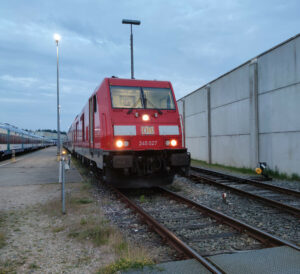 ©Foto: Mark Rosenthal | railmen | Morgendliche Zugvorbereitung im Betriebswerk Husum. Hier zu sehen eine vom Fernverkehr ausgeliehene Lok der Baureihe 245.
