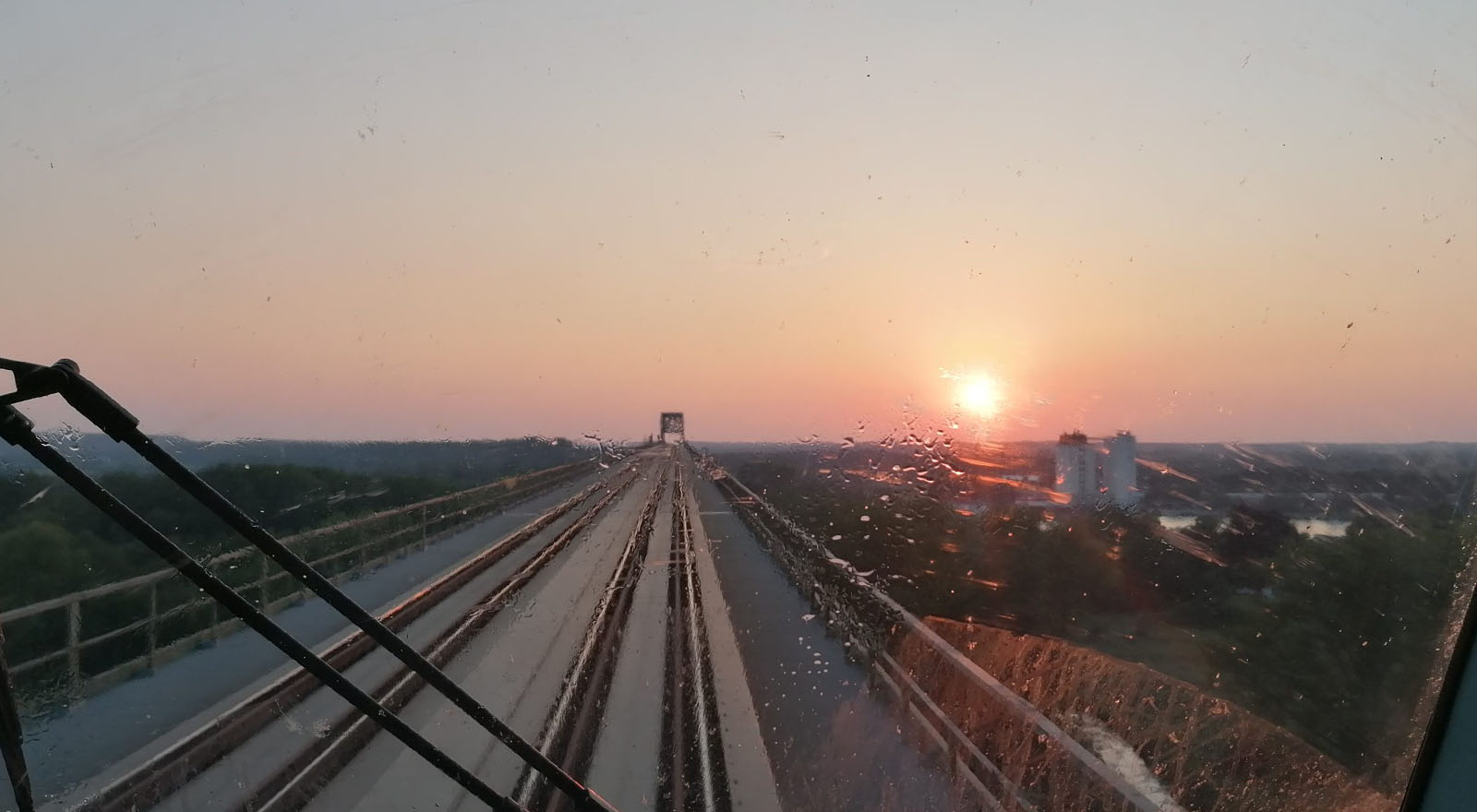 ©Foto: Mark Rosenthal | railmen | Überquerung des Nord-Ostsee-Kanals in Richtung Norden auf der Eisenbahnbrücke Hochdonn.