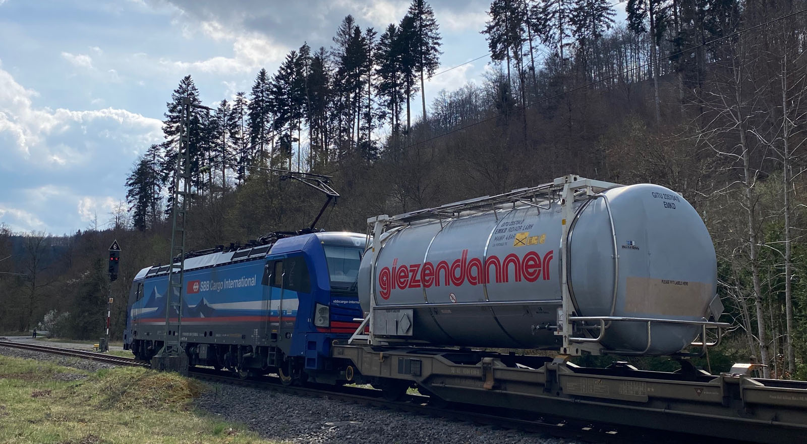 ©FOTO: MARKUS BIEHL | RAILMEN-LOKFÜHRER | umgeleiteteter KLV Zug über die Gäubahn beim Halt aufgrund Zugkreuzung im eingleisigen Streckenabschnitt zwischen Horb a. Neckar und Hattingen