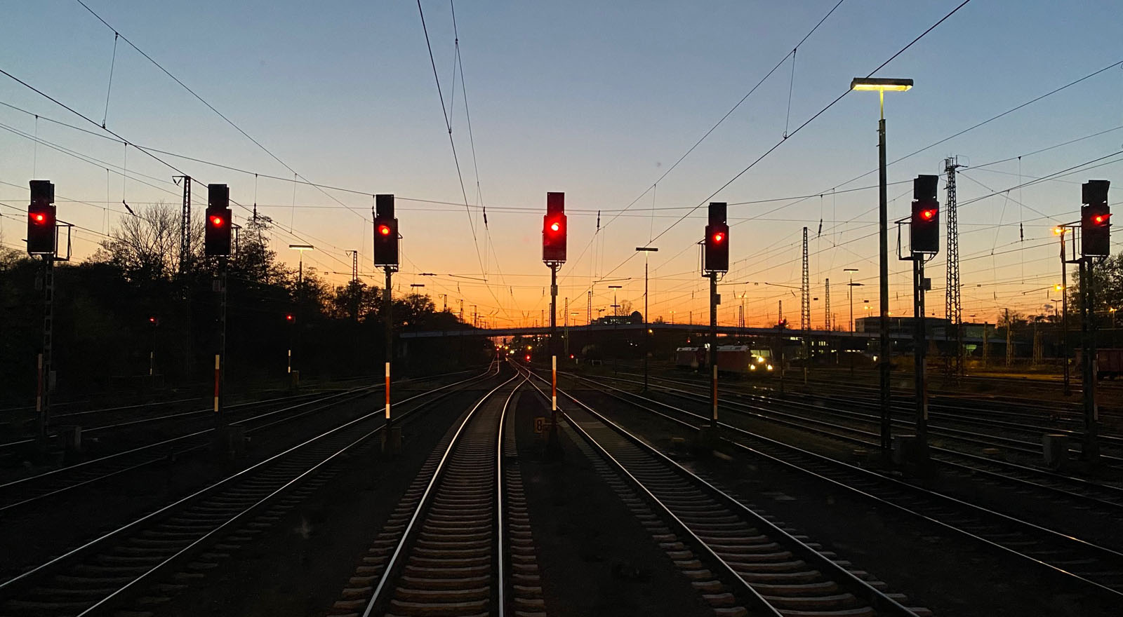 ©FOTO: MARKUS BIEHL | RAILMEN-LOKFÜHRER | Morgendämmerung im Güterbahnhof Karlsruhe aus Lokführerperspektive