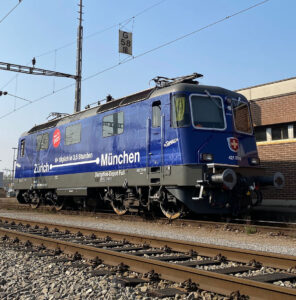 ©FOTO: MARKUS BIEHL | RAILMEN-LOKFÜHRER | Lok der Baureihe 421 in auffälliger Lackierung anlässlich der Eröffnung des elektrischen Betriebs auf der Allgäubahn zwischen Zürich und München