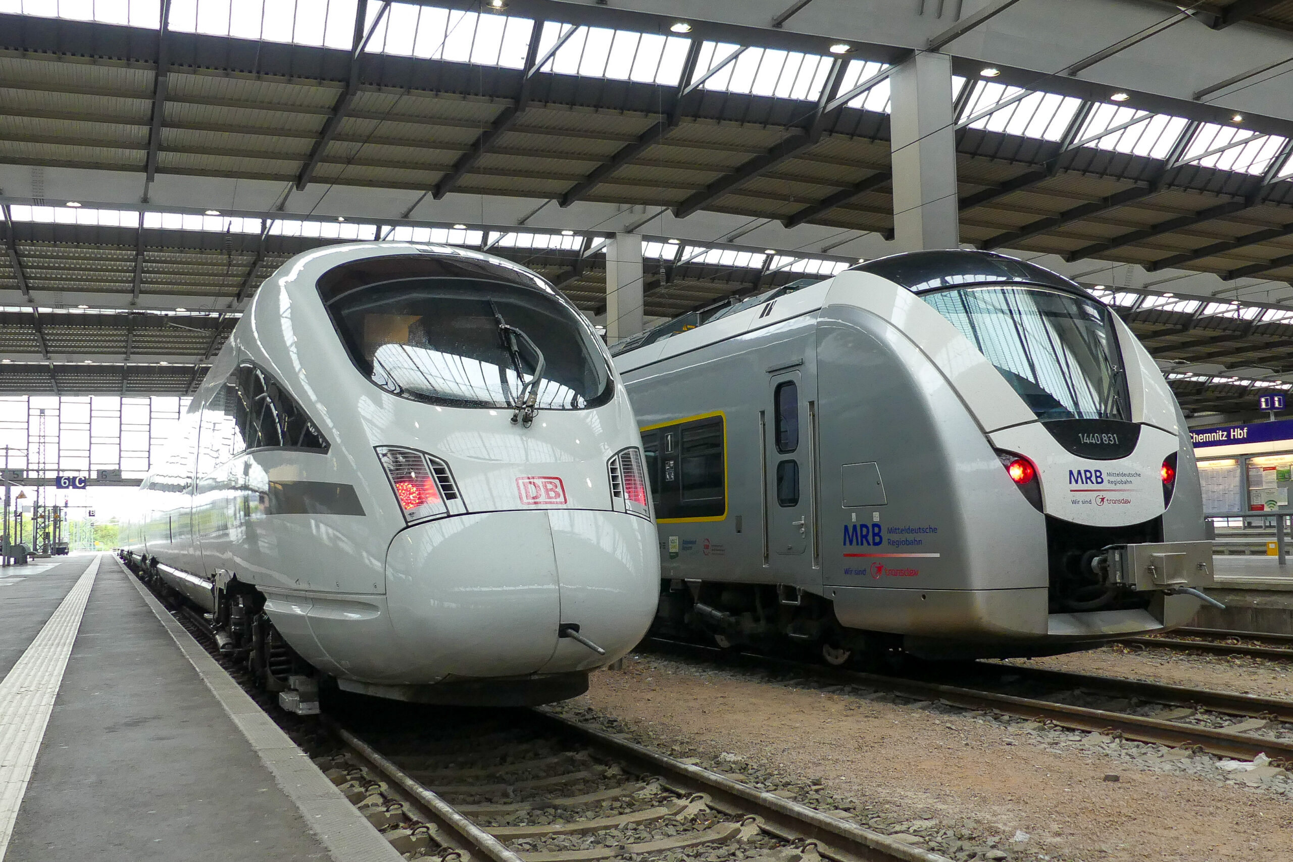 ©Foto: railmen EiB-Azubi Leon Reichelt | Bei einem Ausflug nach Chemnitz am 22.09.2023 konnte man in dessen HBF kurzzeitig die beiden nebeneinander stehenden Baureihen (v.l.n.r) BR.905 und BR.1440 ablichten, bevor diese wieder abfuhren.