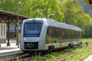 ©Foto: railmen EiB-Azubi Leon Reichelt | Bei einer Mitfahrt am 11.10.2023 durch das Dieselnetz von Abellio mit dem LINT (BR.1648) ging es zum Bahnhof Thale. Hier steht der RE11 nach Halberstadt, bei schönstem Wetter abfahrbereit auf Gleis 1.