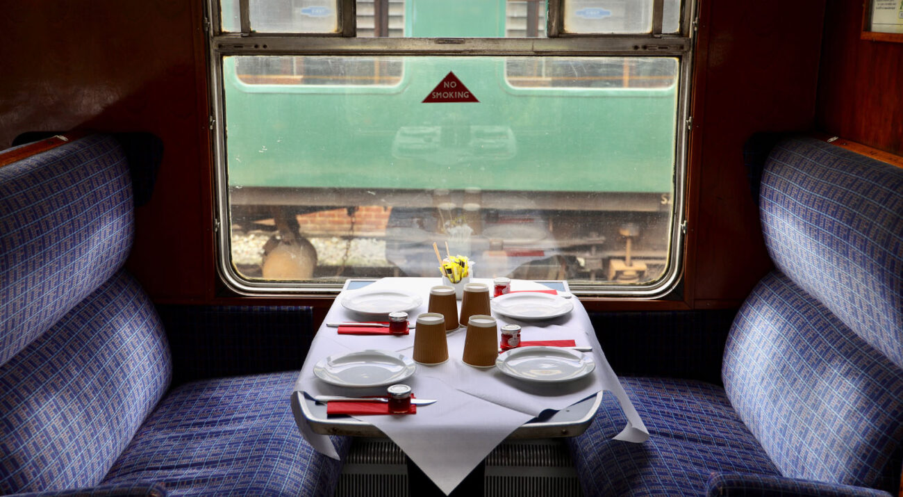 ©FOTO: CHRISTIAN WODZINSKI | RAILMEN-LOKFÜHRER Alles bereit für die „Teatime“. Scones mit Clotted Cream und Marmelade machen eine Fahrt mit der Kent & East Sussex Railway im Süden Englands (unweit Dover) zu einem Genuss.
