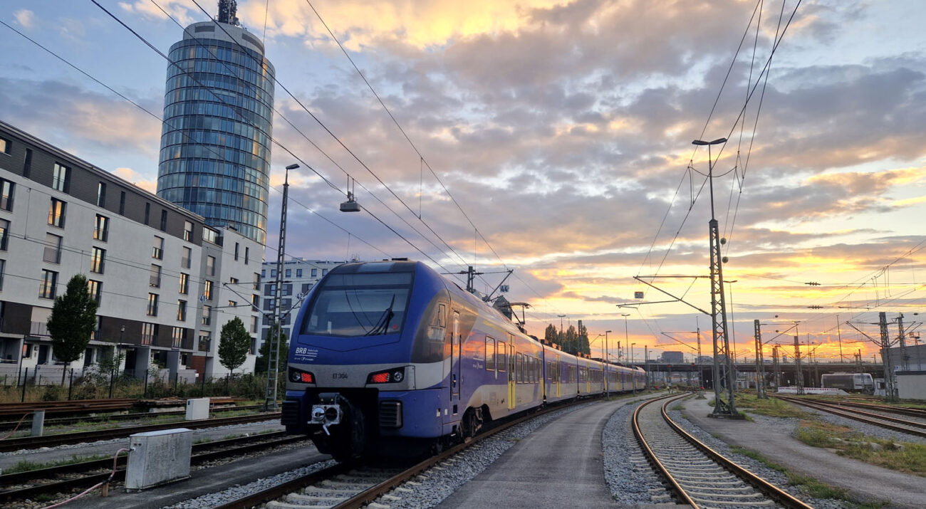 ©FOTO: DANIEL GRENZDÖRFER | RAILMEN-LOKFÜHRER Moderne Triebzüge der Bauart Flirt 3 setzt die Bayerische Regiobahn im Streckennetz Chiemgau-Inntal ab München Hbf ein, so dass sie in der dortigen Abstellanlage – auf ihren nächsten Einsatz nach Rosenheim, Kufstein oder Salzburg wartend – regelmäßig anzutreffen sind.