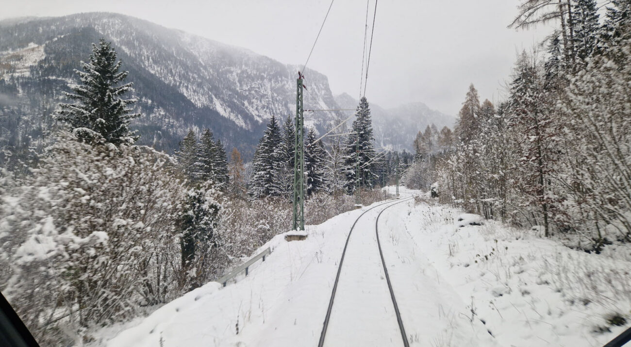 ©FOTO: DANIEL GRENZDÖRFER | RAILMEN-LOKFÜHRER Seit dem Jahr 1857 verbindet eine durch das Alpenvorland verlaufende Bahnstrecke Holzkirchen mit Rosenheim. Nachdem bereits 1971 der Fahrleitungsbau abgeschlossen und der elektrische Zugbetrieb aufgenommen werden konnte, sind aktuell moderne Stadler-Flirt-Triebzüge bei jedem Wetter im Fahrgasteinsatz.