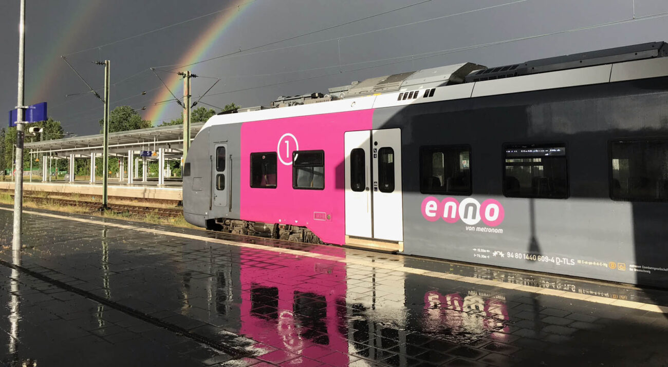 ©FOTO: ERIK LIEBETRUTH | RAILMEN-LOKFÜHRER Seit nunmehr 10 Jahren sind im Elektronetz Niedersachsen Ost bei jedem Wetter die elektrischen Triebzüge vom Typ Coradia Continental im Einsatz – und damit nie weit entfernt vom ehemaligen Herstellerwerk Alstom in Salzgitter.