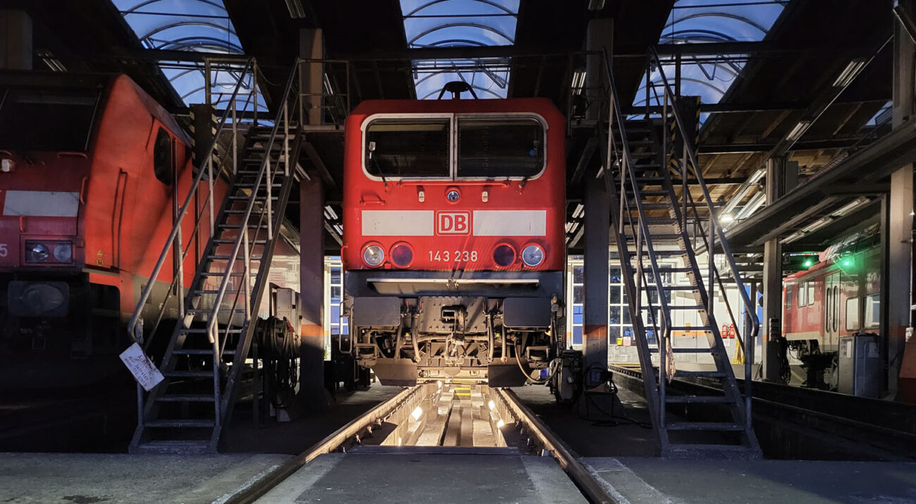 ©FOTO: MARTIN NIMKE | RAILMEN-LOKFÜHRER Mittlerweile sind die Lokomotiven der Baureihe 143 nur noch selten im Betrieb anzutreffen. Aber noch gibt es einige Einsätze in der Region Rostock, so dass sie gelegentlich im dortigen Werk zu Wartungsarbeiten eingetaktet werden.