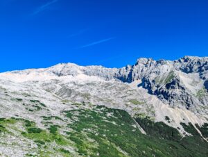 ©Foto: Robert Bathelmes | railmen | Blick auf das Zugspitzmassiv und die darunterliegende Knorrhütte